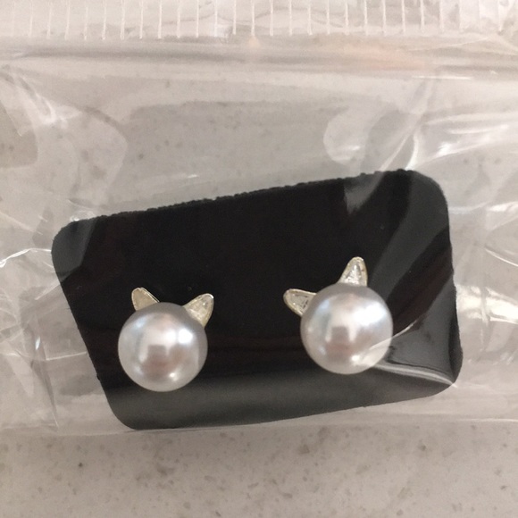 NWT Pearl Kitty Cat Earrings - Picture 6 of 8
